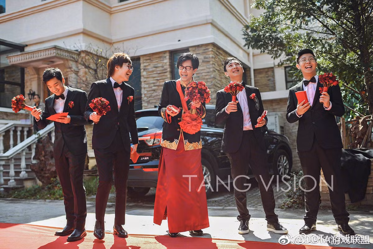 Nhiều trang báo mạng Trung Quốc đã chia sẻ loạt ảnh chụp trong đám cưới khủng này. Đặc biệt, không chỉ tham gia làm phù rể, thiếu gia Vương Tư Thông còn tặng cô dâu chú rể một chiếc xe Rolls Royce làm quà cưới. Được biết, chú rể trong đám cưới này tên là Ngũ Thanh, còn cô dâu là Cát Tiểu Duẫn. Cặp đôi này đều là những nhân vật có tiếng tăm trong cộng đồng mạng Trung Quốc và đều rất giàu có.