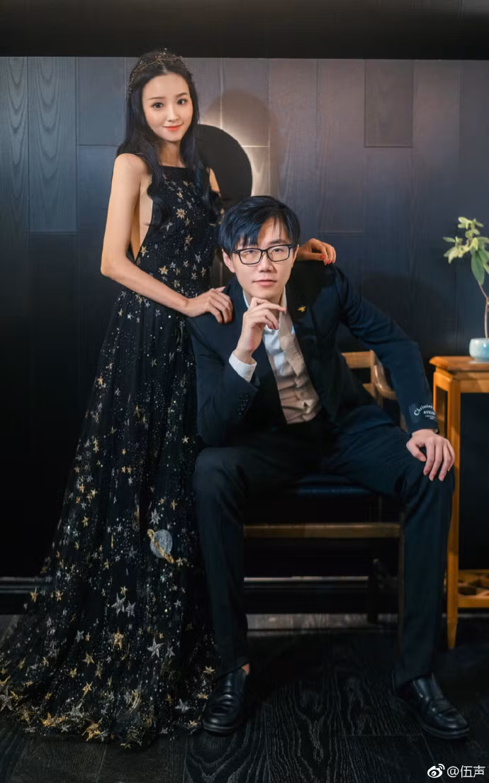 Việc tổ chức đám cưới xa hoa với dàn siêu xe đi rước dâu, cùng với mối quan hệ thân thiết với thiếu gia Vương Tư Thông, khiến cư dân mạng Trung Quốc và cả quốc tế rất tò mò về danh tính cùng gia thế của cô dâu, chú rể. Theo tìm hiểu chú rể Ngũ Thanh là một game thủ DOTa rất nổi tiếng ở xứ Trung.