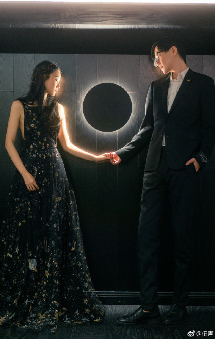 Ngũ Thanh được biết đến với nickname Tửu Thần, sinh năm 1997 đến từ Sơn Tây, Trung Quốc. Anh tốt nghiệp Đại học Chiết Giang và sau đó trở thành tuyển thủ DOTa chuyên nghiệp. Năm 2009, Ngũ Thanh giành ngôi vị quán quân thế giới và kiếm được rất nhiều tiền từ con đường game thủ chuyên nghiệp.