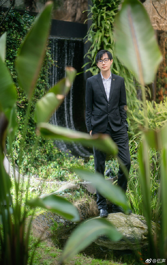 Làm game thủ thi đấu chuyên nghiệp đủ các giải lớn nhỏ cả ở trong nước và thế giới, đạt đỉnh cao vào năm 2009, đến năm 2010 Ngũ Thanh - Tiểu Thần bất ngờ giải nghệ thi đấu. Sau năm 2010, Ngũ Thanh trở thành đại diện của game DOTa ở Trung Quốc và tiếp tục hoạt động trong ngành game, thể thao điện tử cho đến nay.