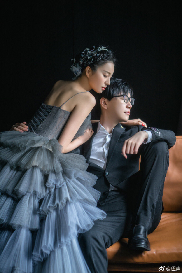 Ngũ Thanh có số lượng người hâm mộ không nhỏ và cũng được khá nhiều cô gái theo đuổi. Vậy mà Ngũ Thanh chỉ "phải lòng" duy nhất một người và đó cũng là vợ mới cưới của anh - Cát Tiêu Duẫn. Cát Tiêu Duẫn được nhiều người biết đến với tên gọi Tiểu Vũ - cô cũng sinh năm 1987 và là MC kênh Panda TV.