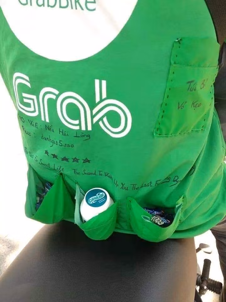 Tai xe xe om may ca tui dung keo sau ao khien nhieu nguoi bat cuoi