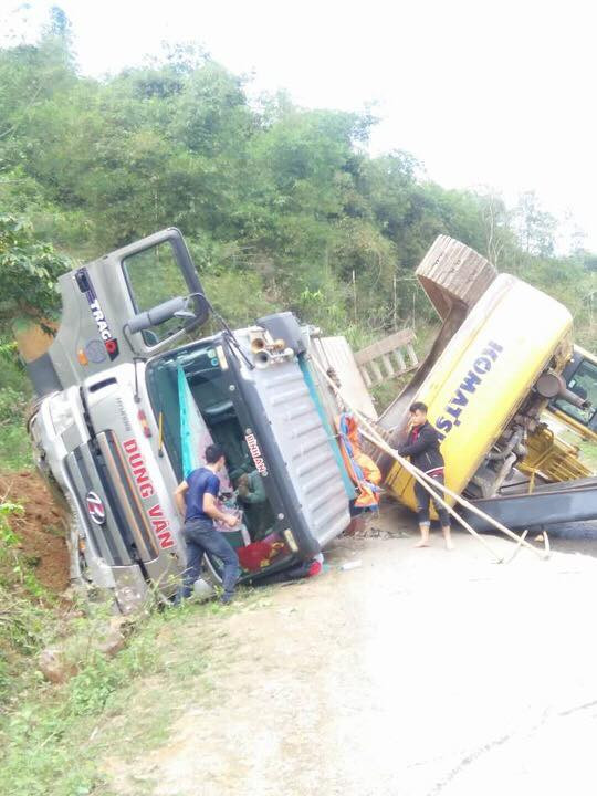 Xe dau keo cho may xuc lat tren doc, tai xe may man thoat nan