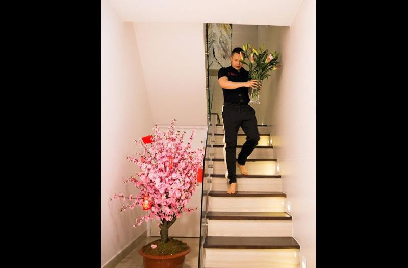 Những căn phòng trong nhà Vũ Khắc Tiệp không được ngăn bằng tường thạch cao như bình thường. Nó được “ông trùm chân dài” sử dụng toàn bộ vách ngăn gỗ để tạo nét mới cho không gian sống.