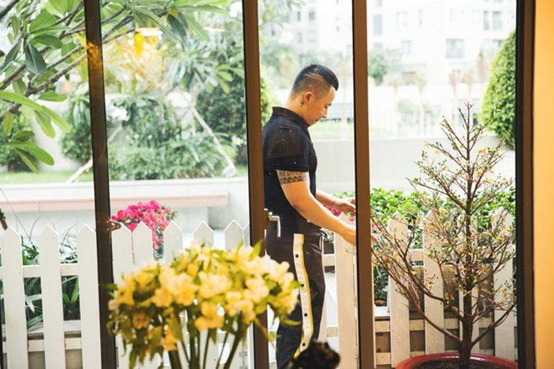 Phòng ngủ nhà Vũ Khắc Tiệp cực rộng rãi. Nơi này, anh dùng sàn và những món đồ nội thất, trang trí đều bằng gỗ và tone màu trầm.