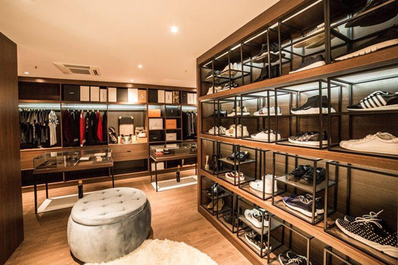 Trong nhà, ông bầu còn dành 1 góc riêng cho quần áo, đồ thời trang.