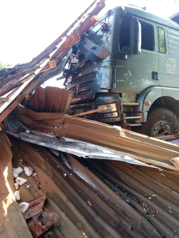 Binh Phuoc: Xe ben dam sap nha dan o ven duong, 2 vo chong thiet mang-Hinh-2