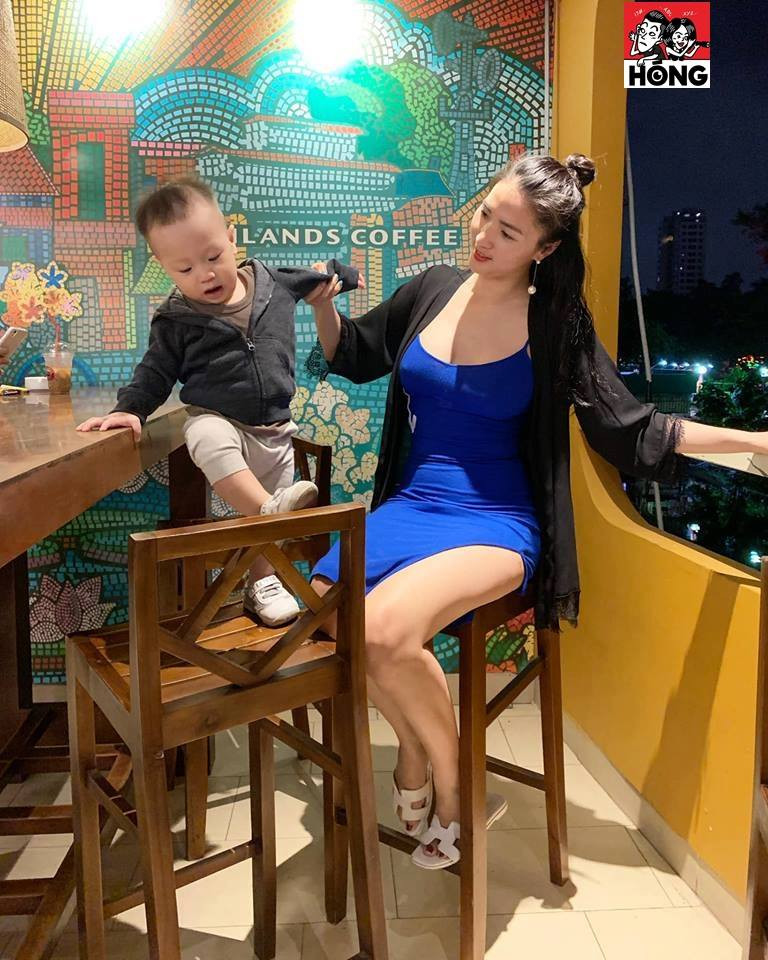 Bà mẹ trẻ trong loạt ảnh có lan da trắng bắt mắt, vóc dáng cao khỏe khoắn và những đường nóng bỏng. Chỉ sau vài giờ chia sẻ, loạt ảnh của bà mẹ xinh đẹp này đã thu hút cả chục nghìn lượt thích.