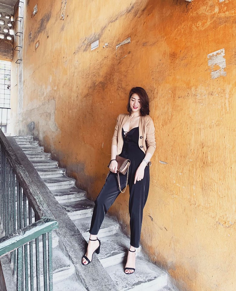 Đến nay, sau khi sinh con được hơn 1 năm, Nguyễn Trang vẫn giữ được một thân hình "đẹp tuyệt đối" và có phần mặn mà hơn. "Gái một con trông mòn con mắt", bà mẹ 9X đã chứng minh được câu nói này thông qua những bức ảnh cô chia sẻ trên trang cá nhân.