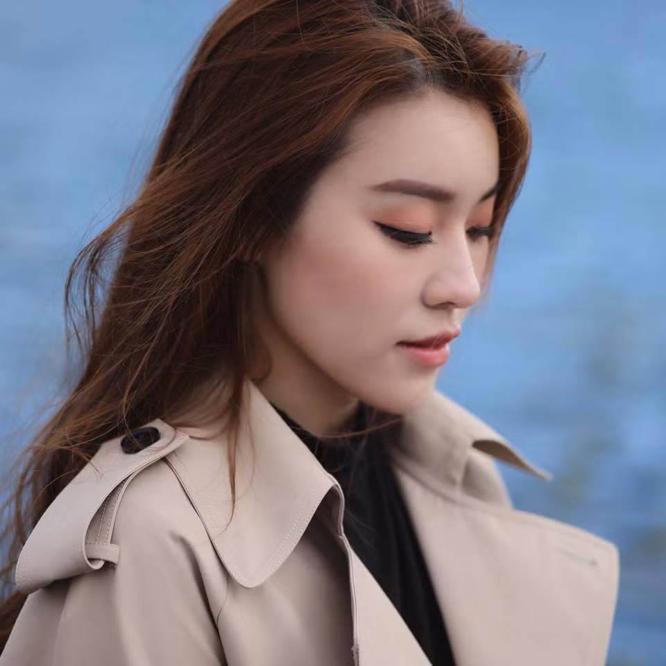 Đám cưới của Trinh Hoàng được tổ chức rất hoành tráng tại nhà hàng mà gia đình của cô quản lý. Những bức ảnh chụp không gian đám cưới sang trọng, ngập tràn hoa tươi, trang trí siêu đẹp mắt cũng được chia sẻ lên một số fanpage nổi tiếng khiến nhiều người phải trầm trồ. Từ việc tổ chức đám cưới hoành tráng như vậy, không ít dân mạng đã đoán được ngay Trinh Hoàng là tiểu thư trong một gia đình rất giàu có. 