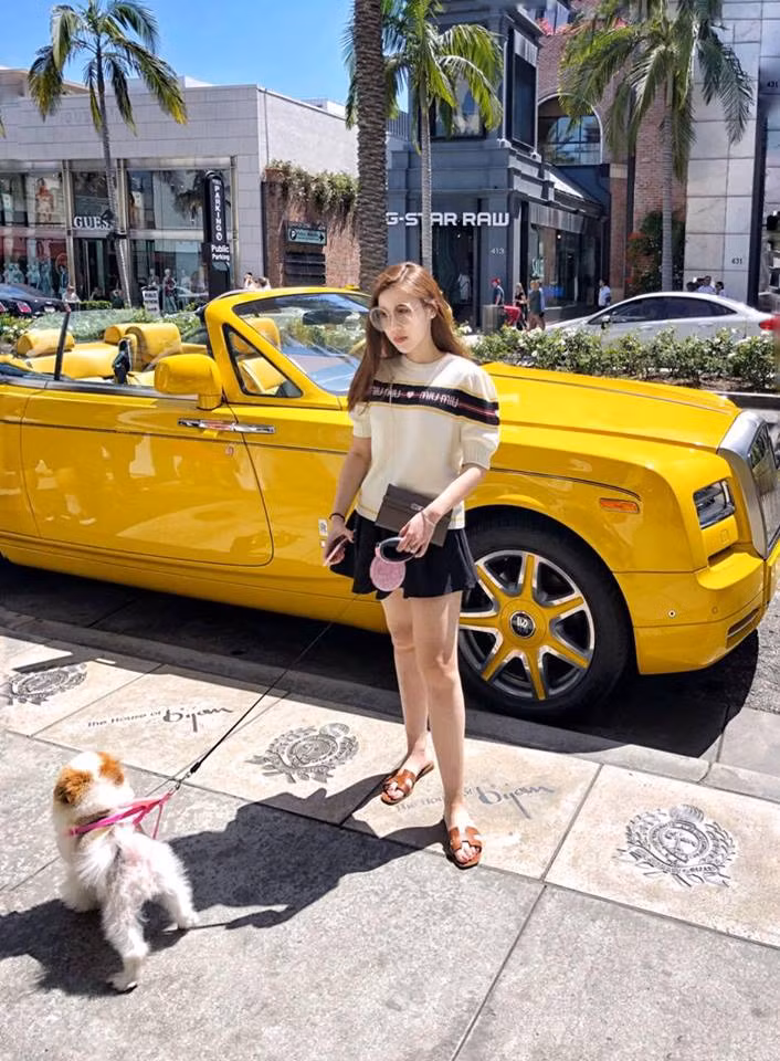 Đã là rich kid, Trinh Hoàng dĩ nhiên còn được biết đến với việc sở hữu cả núi đồ hiệu xa xỉ, đắt tiền. Trang cá nhân của Trinh Hoàng thường xuyên chia sẻ quần áo, túi xách, giày của các thương hiệu cao cấp hàng đầu trên thế giới như Dior, Hermes, Christian Louboutin,...