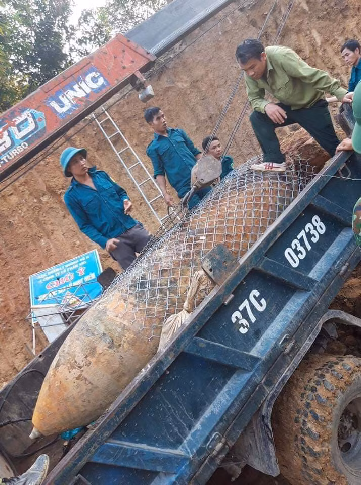 Kich no qua bom nang 1,3 tan phat hien trong vuon nha dan