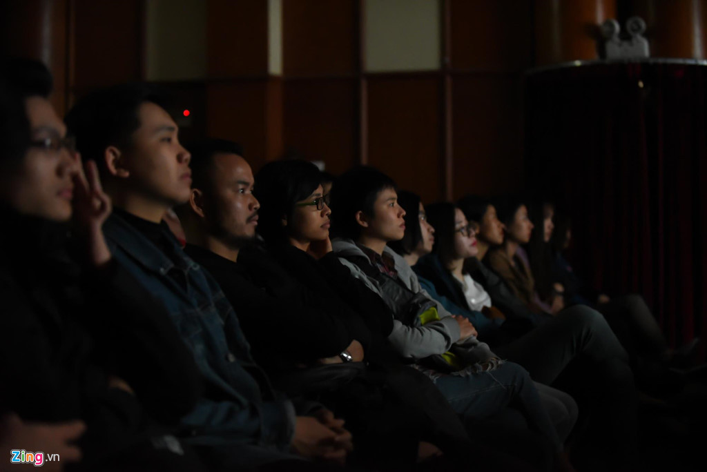 Cả khán phòng lặng im, tập trung theo dõi từng thước phim tài liệu về ban nhạc. Những hình ảnh từ ngày mới thành lập: khó khăn, vất vả, những thử thách, những bất đồng, mâu thuẫn đủ cả nhưng lại tràn đầy sức sống, mãnh liệt, đam mê, nhiệt huyết,…Tất cả rèn giũa nên một Bức Tường huyền thoại ngày hôm nay.