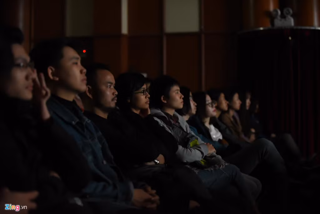 Cả khán phòng lặng im, tập trung theo dõi từng thước phim tài liệu về ban nhạc. Những hình ảnh từ ngày mới thành lập: khó khăn, vất vả, những thử thách, những bất đồng, mâu thuẫn đủ cả nhưng lại tràn đầy sức sống, mãnh liệt, đam mê, nhiệt huyết,…Tất cả rèn giũa nên một Bức Tường huyền thoại ngày hôm nay.