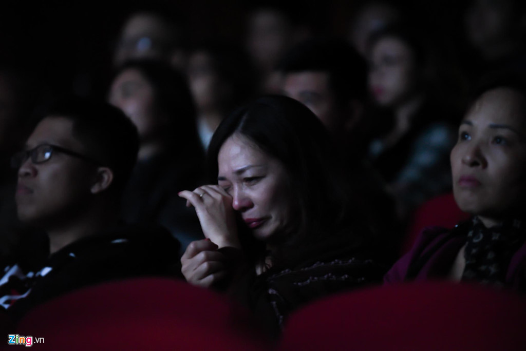 Nhiều người cố kìm lại cảm xúc, ngăn những giọt lệ khi xem lại Live show cuối cùng Đôi bàn tay thắp lửa của nhạc sĩ – ca sĩ Trần Lập. Cố thủ lĩnh Bức Tường đã đặt nền móng cho nền rock Việt, tạo ra những sân chơi lành mạnh cho những rocker Việt chân chính. Dù không còn trên cõi đời nhưng những gì Trần Lập để lại là vô giá.