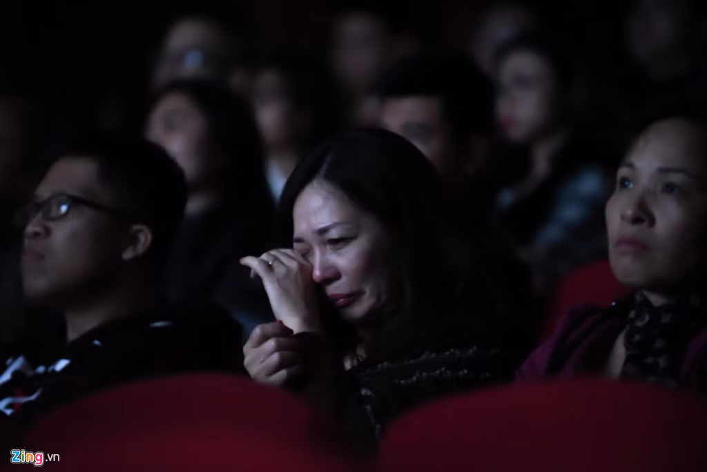 Nhiều người cố kìm lại cảm xúc, ngăn những giọt lệ khi xem lại Live show cuối cùng Đôi bàn tay thắp lửa của nhạc sĩ – ca sĩ Trần Lập. Cố thủ lĩnh Bức Tường đã đặt nền móng cho nền rock Việt, tạo ra những sân chơi lành mạnh cho những rocker Việt chân chính. Dù không còn trên cõi đời nhưng những gì Trần Lập để lại là vô giá.