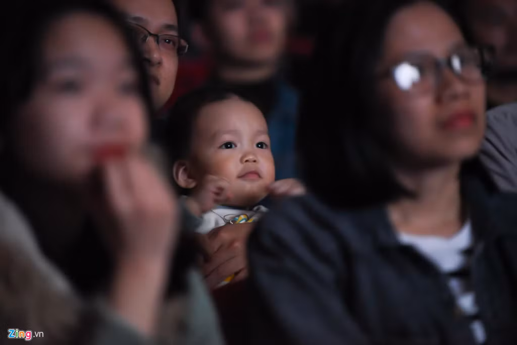 Một em bé được cha dẫn theo. Nghịch ngợm, chạy nhảy nhưng bất chợt chăm chú, tập trung khi giai điệu bài hát Đường đến ngày vinh quang vang lên.