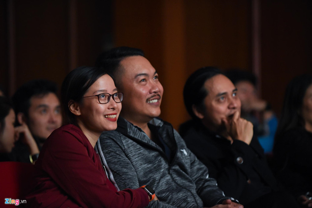 Sự hạnh phúc hiện rõ trên khuôn mặt của Guitarist Nguyễn Hoàng - một người quan trọng, đặt nền móng cho sự hình thành của Bức Tường từ những ngày đầu tiên.