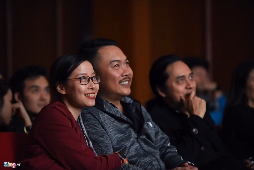 Sự hạnh phúc hiện rõ trên khuôn mặt của Guitarist Nguyễn Hoàng - một người quan trọng, đặt nền móng cho sự hình thành của Bức Tường từ những ngày đầu tiên.