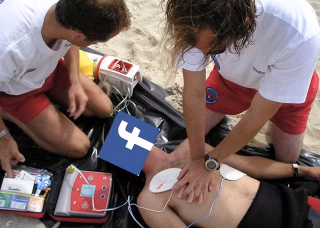 Các bác sĩ ra sức cấp cứu cho Facebook sau "tai nạn" bất ngờ. Ảnh: DuvanUK.