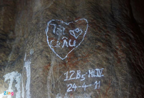 Cảnh quan của hang động cũng dần bị ảnh hưởng bởi những dòng chữ viết bậy bằng vôi, bút tẩy, gạch đỏ... từ du khách đến tham quan. Thậm chí, nhiều người còn dùng vật sắc cứa thành những nét chữ nham nhở trên vách đá phẳng. Ảnh: Nguyễn Dương.