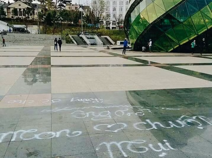 Nơi được mệnh danh là trái tim của thành phố Đà Lạt này cũng đã không thoát khỏi sự "sáng tạo không đúng lúc, đúng chỗ" của một bộ phận người ý thức kém. Ảnh: Đà Lạt Trong Tôi.