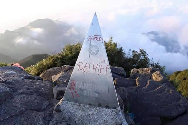 Trước đây, khi chưa xây dựng đường cáp treo đưa du khách lên đỉnh núi, cột mốc Fansipan cũng từng là nạn nhân bị vẽ bậy "không thương tiếc". Ảnh: Hà Nguyễn.