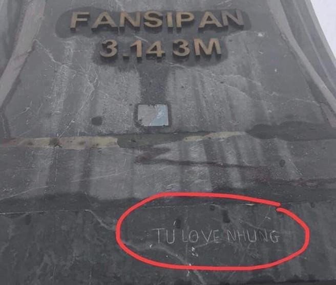 Tuy nhiên, gần đây, phần dưới của cột cờ này đã bị vẽ bậy bởi một du khách với dòng chữ khắc lên "Tú love Nhung". Ngay khi được chia sẻ trên một diễn đàn, bức ảnh thu hút gần 50.000 like và hàng nghìn bình luận bày tỏ sự bức xúc, phê phán sự thiếu ý thức của tác giả tác phẩm tren. Ảnh: Vũ Viết Trung.
