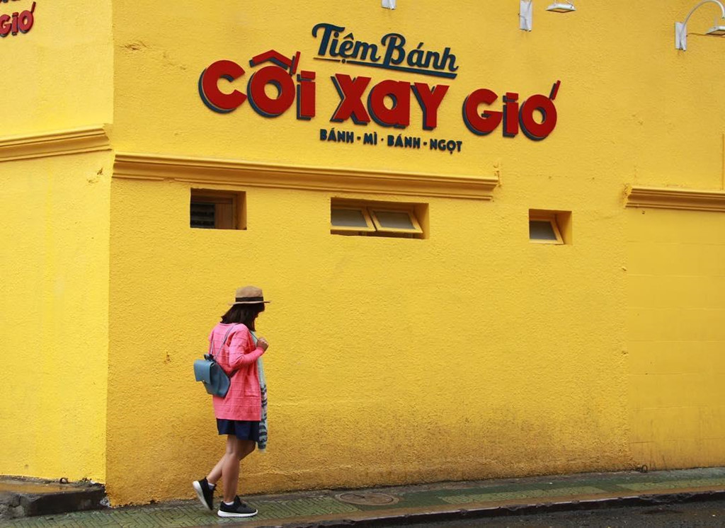 Bức tường vàng Cối xay gió (Đà Lạt): Bức tường vàng là địa điểm check-in ưa thích của giới trẻ khi đến Đà Lạt. Chốn sống ảo này từng bị vẽ bậy không chỉ một lần khiến tiệm bánh luôn phải sơn lại tường. Ảnh: Nvan.0793.