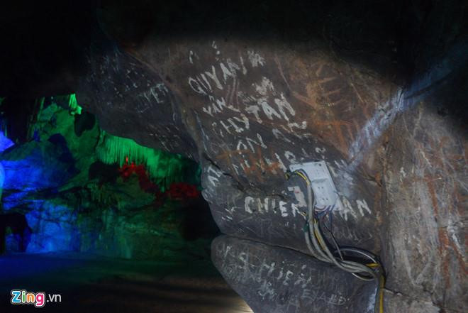 Động Từ Thức (Thanh Hóa): Một trong những hang động đẹp nhất của tỉnh Thanh Hóa, động Từ Thức là hệ thống hang động núi đá vôi với nhiều nhũ đá tuyệt đẹp, gắn liền với nhân vật Từ Thức trong truyện dã sử Truyền kỳ mạn lục nổi tiếng của Nguyễn Dữ.