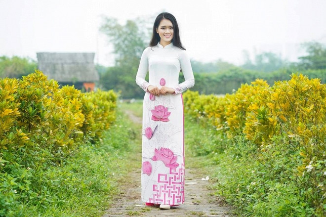 Không chỉ sở hữu gương mặt xinh đẹp nổi bật, Linh Chi còn sử dụng thông thạo 2 ngoại ngữ là tiếng Anh và tiếng Trung.