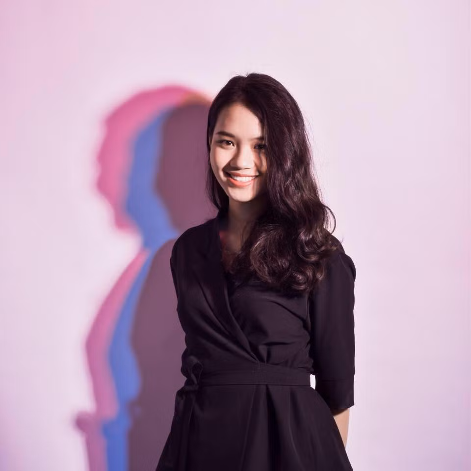 Khả năng giao tiếp ngoại ngữ tốt, nhan sắc khả ái và tinh thần năng động là lý do Linh Chi được vinh dự tặng hoa cho TT Mỹ.