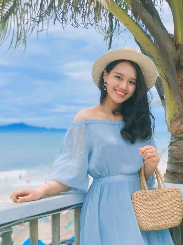 Linh Chi cũng khá tự tin với khả năng ngoại ngữ của mình. Cô thường xuyên viết chú thích bằng tiếng Anh cho các bài đăng trên trang cá nhân.