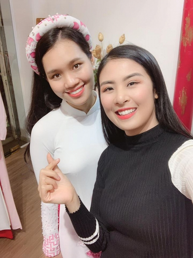 Chia sẻ trên trang cá nhân, Linh Chi gửi lời cảm ơn tới Hoa hậu Đặng Ngọc Hân khi đã tư vấn cô nàng chọn áo dài trắng với họa tiết hoa sen màu hồng mặc dịp tiễn TT Trump về nước.