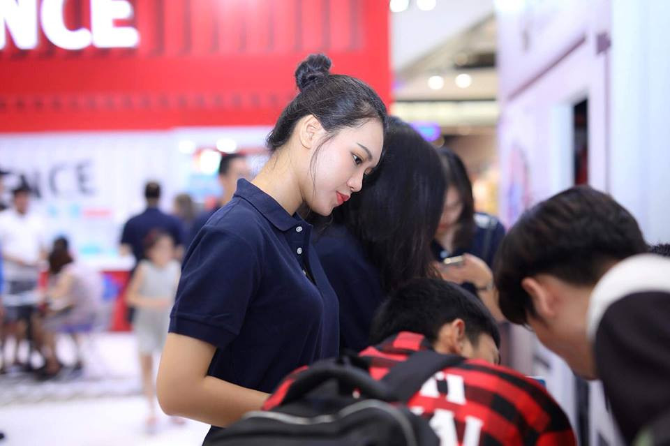 Trước đó, 9X từng làm lễ tân phục vụ cho nhiều hội nghị của Bộ Ngoại giao và tham gia tổ chức nhiều cuộc thi nhan sắc ở trường.