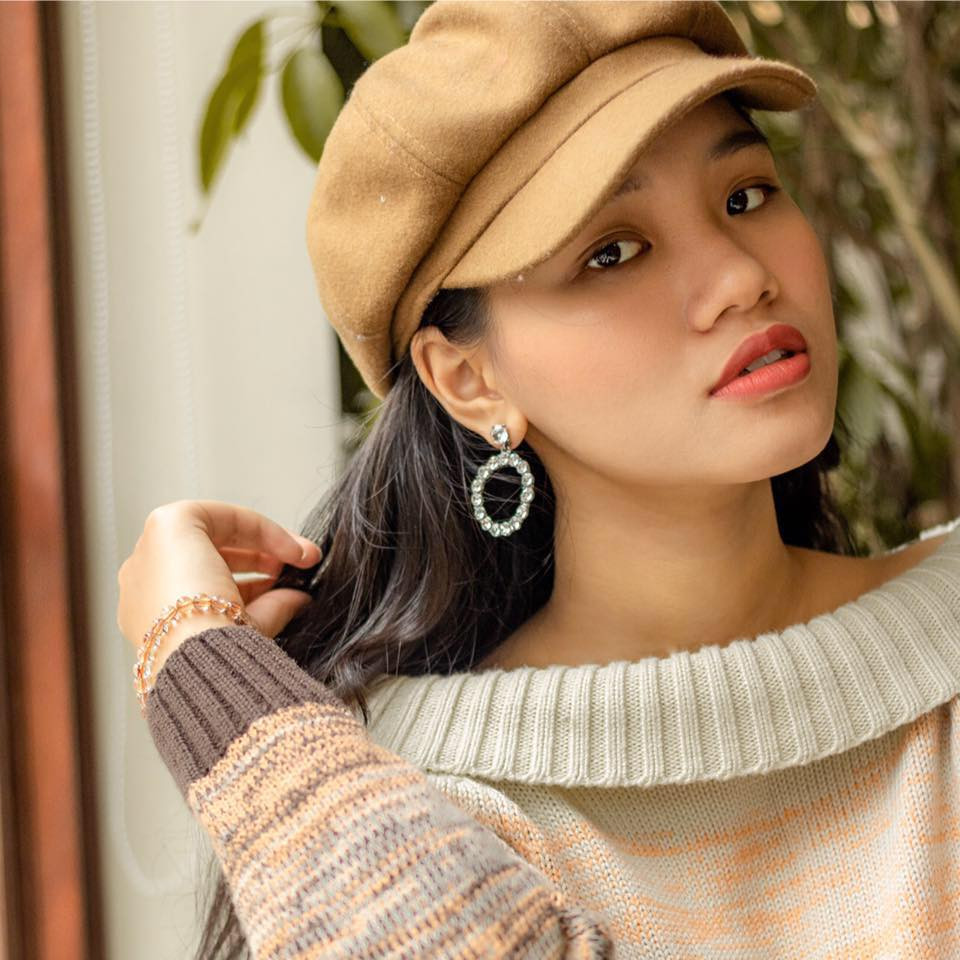 Theo tìm hiểu của CĐM, Linh Chi từng học cấp ba tại trường THPT chuyên Ngoại ngữ, Hà Nội. Linh Chi từng tham gia nhiều hoạt động ngoại khóa và các phong trào Đoàn của trường.