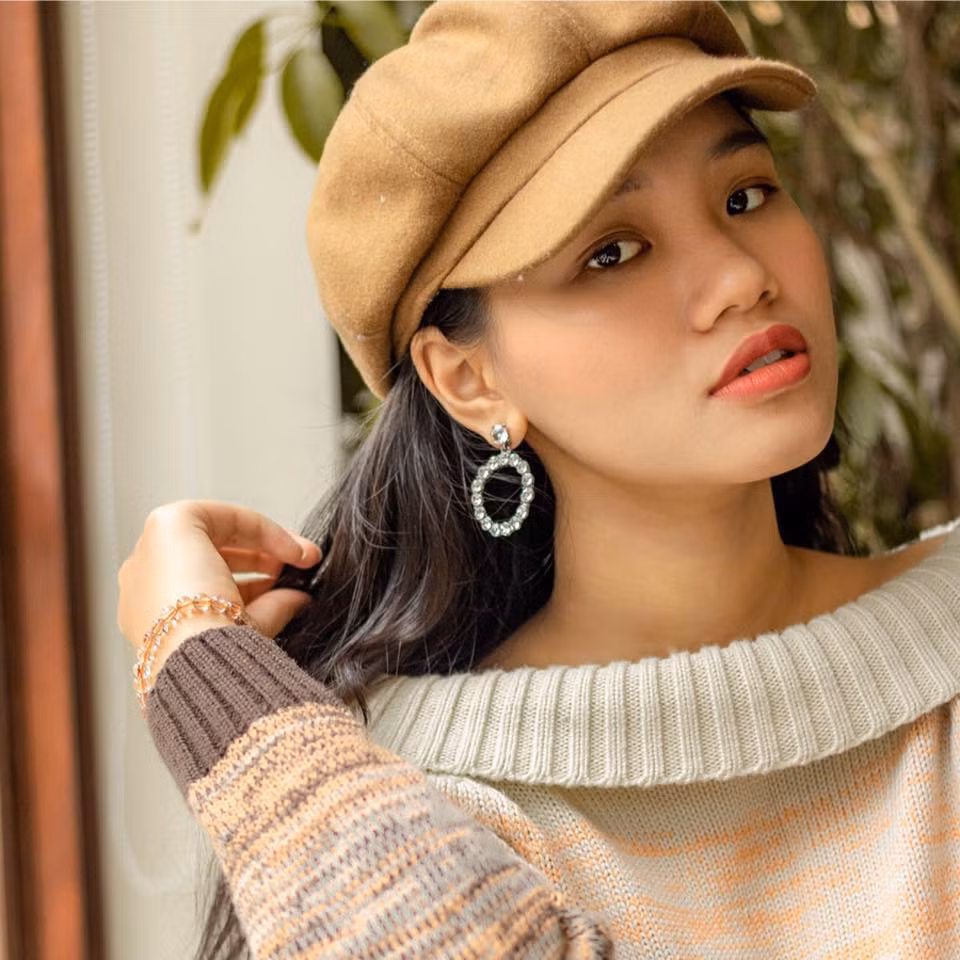 Theo tìm hiểu của CĐM, Linh Chi từng học cấp ba tại trường THPT chuyên Ngoại ngữ, Hà Nội. Linh Chi từng tham gia nhiều hoạt động ngoại khóa và các phong trào Đoàn của trường.