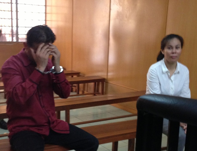 Vũ luôn che mặt khi bị chụp hình. Ảnh: K.T.