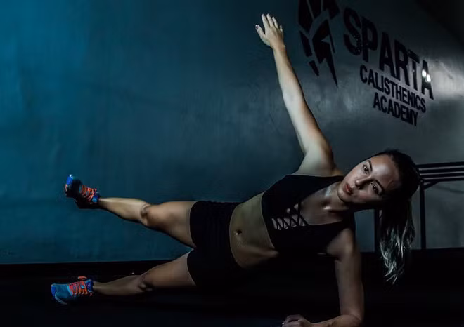 Hiện Amanda không theo đuổi bóng đá chuyên nghiệp mà chuyển hướng sang kinh doanh, chuyên đầu tư vào lĩnh vực thể thao. Giá trị tài sản mà cô nàng sinh năm 1987 sở hữu ước tính khoảng 6 triệu USD.