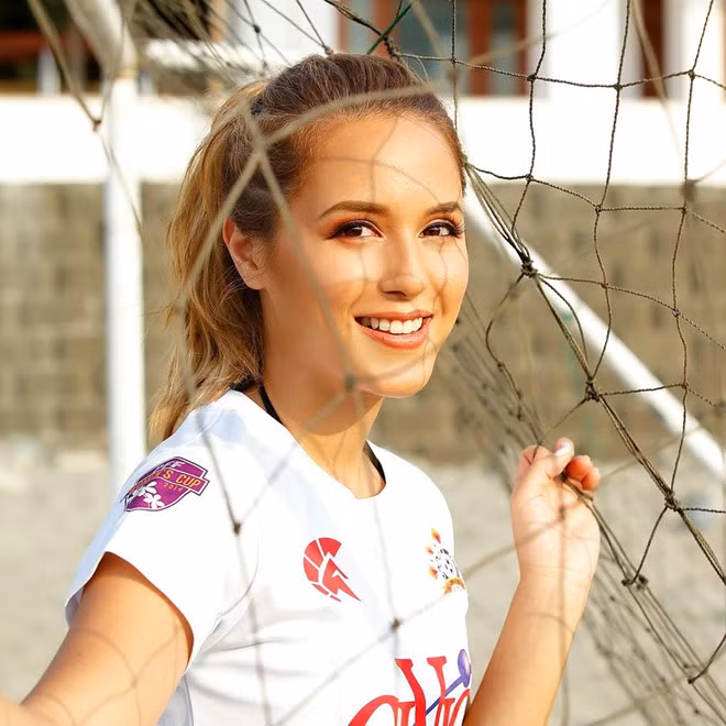 Người đẹp làng bóng còn nổi tiếng khi có gia thế khủng. Cha cô là chủ tịch hội đồng quản trị của FMF Development Corporation - tập đoàn bất động sản có tiếng ở Philippines, cũng là chủ sở hữu khu đất mà SPARTA đang hoạt động.