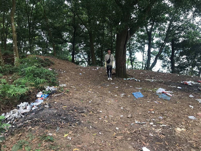 Ngày qua ngày, các bạn trẻ ở khắp các tỉnh thành Việt Nam vẫn đang tiếp tục khoe với bạn bè về thử thách dọn rác mà bản thân họ đã thực hiện. Tất cả đều được khen ngợi và được chia sẻ đến các trang mạng quốc tế. Giống như bạn Lê Tiến Anh ở Hà Nội, cùng với bạn bè dọn dẹp một khu vực vui chơi ở ngoại thành Hà Nội. Thành quả là 35 túi rác đã được thu thập, làm sạch sẽ cả một khu vực khá rộng lớn. Ảnh: Lê Tiến Anh.