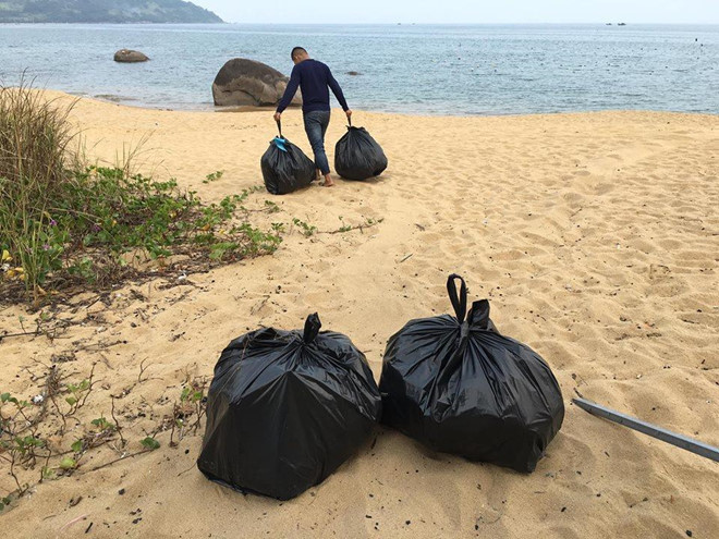 Ở Đà Nẵng cũng có hai bạn trẻ nhặt rác ở khu vực bán đảo Sơn Trà... và cũng nhận được rất nhiều lời khen ngợi từ cộng đồng.