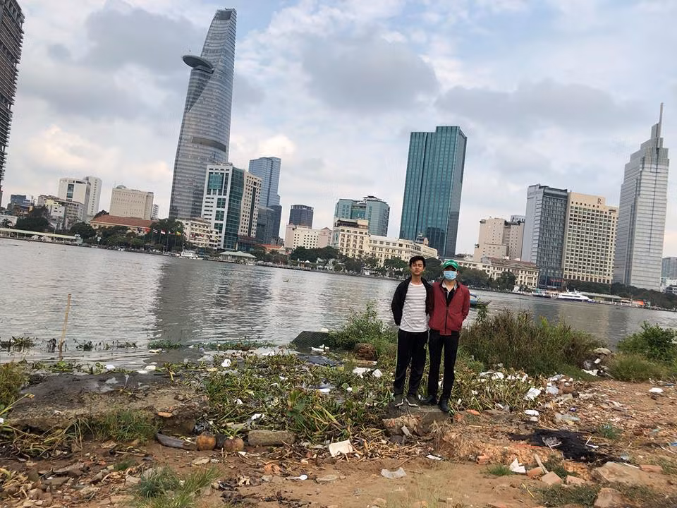 Đoàn Hoàng chia sẻ về việc làm của mình: "Khi tình cờ đọc được trào lưu này trên FunfactVietNam, mà chưa thấy về Việt Nam, thế là trong một phút giây bất chợt mình quyết định thực hiện. Nước ngoài có thì Việt Nam tại sao lại không nhỉ? Trên đường đi mình cũng để ý một số chỗ có rác nhưng mà mình thấy Cầu Ông Cậy là thích hợp. Đơn giản là nơi đây có view đẹp, dọn gần nhà cũng được nhưng mà dọn tại đây sẽ giúp nhiều người tận hưởng thành quả của mình hơn".