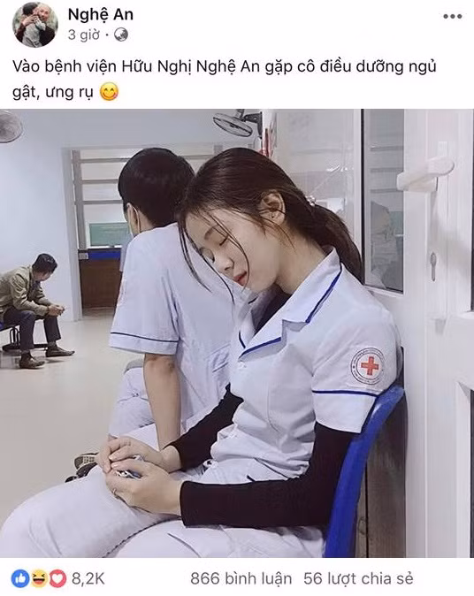 Mới đây, fanpage Nghệ An vừa đăng tải một bức anh rất thú vị nhanh chóng thu hút được sự chú ý của rất đông các thành viên, đặc biệt là nam giới. Bức ảnh chụp lén một nữ y tá xinh đẹp ở bệnh viện Hữu Nghị Nghệ An đang ngồi ngủ gật hiện tại đã có đến hơn 10 nghìn lượt thích cùng hàng trăm bình luận. Bức ảnh được mô tả bằng cách viết tiếng Nghệ An đặc trưng càng khiến nó trở nên dễ thương.