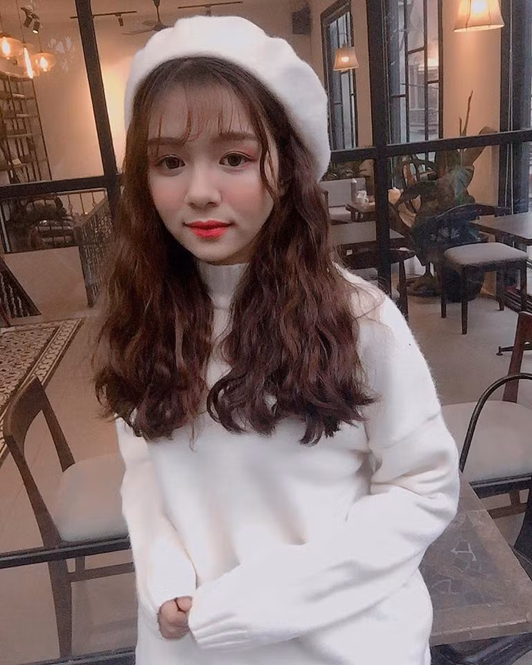 Có lẽ do quá mệt nên Đào Linh Chi đã ngủ gật trong lúc đang thực tập ở bệnh viên và một người bạn đã chụp lại khoảnh khắc này. Cảm thấy thú vị, Linh Chi tự chia sẻ bức ảnh này lên trang cá nhân và nó cũng nhận được gần 2000 lượt thích.