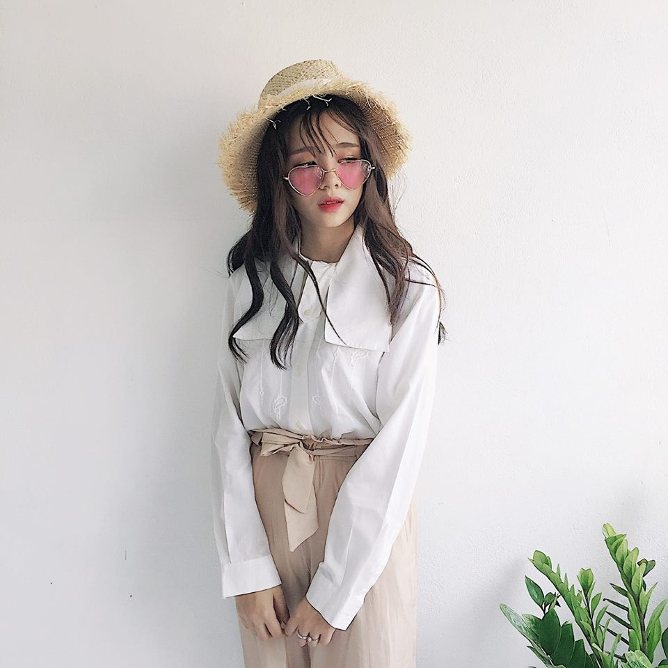 Qua những hình ảnh, thông tin và cách chia sẻ của Linh Chi trên trang cá nhân, có thể thấy ngoài đời cô bạn trẻ này là một người khá hòa đồng, cởi mở. Vì là con gái nên cô bạn cũng rất thích làm duyên, làm điệu trước ống kính máy ảnh.