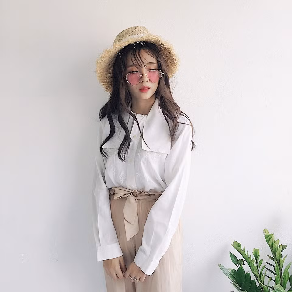 Qua những hình ảnh, thông tin và cách chia sẻ của Linh Chi trên trang cá nhân, có thể thấy ngoài đời cô bạn trẻ này là một người khá hòa đồng, cởi mở. Vì là con gái nên cô bạn cũng rất thích làm duyên, làm điệu trước ống kính máy ảnh.