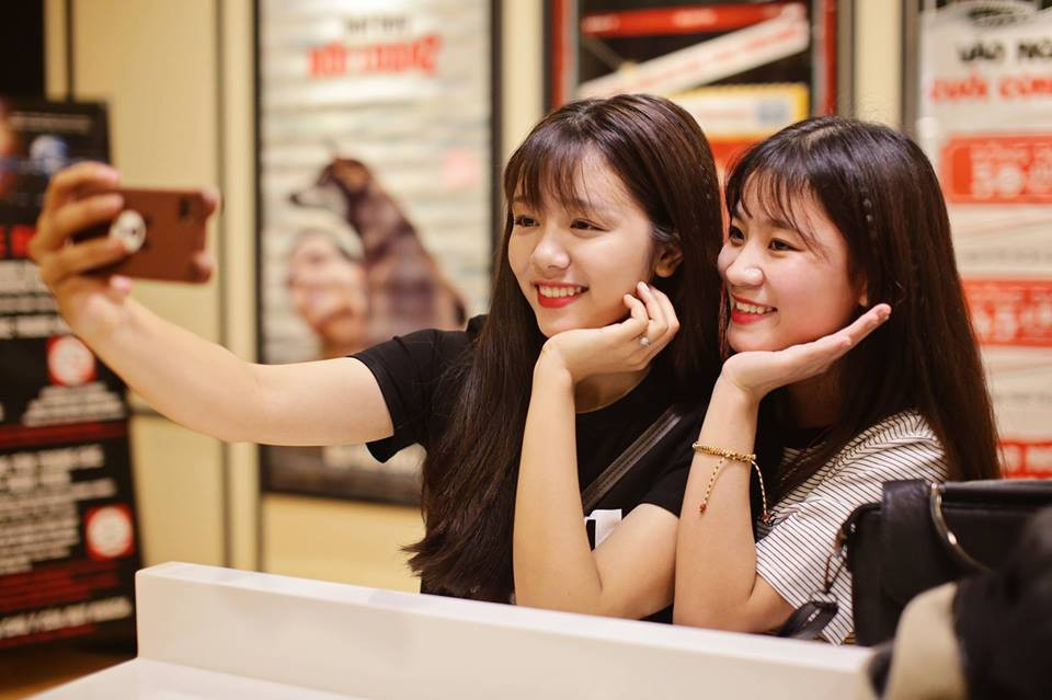 Trước phản ứng tích cực của dân mạng, Đào Linh Chi cũng tỏ ra rất vui vẻ nhưng vẫn giữ được chừng mực và rất khiêm tốn. Cô không bày tỏ cảm xúc nhiều với những bình luận khen ngợi mà chỉ lẳng lặng thả like cho những bình luận thú vị.