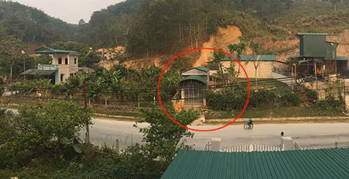 Ngôi nhà của nghi phạm Bùi Văn Công nằm ven QL 12 (Điện Biên - đi Lai Châu). Ảnh: BVPL
