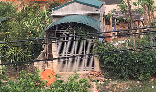 Sau khi bố mất, mẹ chuyển vào TP Điện Biên Phủ ở với các anh chị, Bùi Văn Công được thừa kế khu đất khá rộng. Anh ta bán đất được 800 triệu, xây một căn nhà và mua một chiếc xe tải nhỏ để chạy thuê kiếm sống và lấy tiền sử dụng ma túy. Ảnh: BVPL